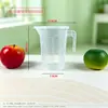 Taza medidora de plástico con tapa y escala en stock, especializada para tiendas de té de burbujas, jarra medidora doméstica de grado alimenticio, resistente a altas temperaturas