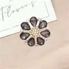 Botões de pele de mink de alta qualidade com strass de cristal incrustados, padrões florais vazados, sapatos de noiva, bolsas, roupas, acessórios de joias de liga versáteis e da moda