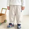 Calça versátil estilo coreano para meninos, coleção de outono, calça comprida estilosa e fofa com estampa de urso, roupas infantis, calça casual 100% algodão, moderna