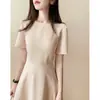 Vestido de Verano 2026 Estilo Nuevo con Cuello Redondo y Mangas Cortas, Diseño Sofisticado, Efecto Adelgazante Único en la Cintura y Elegante Falda de Longitud Media