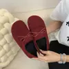 Sapatos Peludos Femininos Retrô Moda Primavera 2026 Estilo Preguiçoso Plush Casual Sapatos de Algodão Slip-On Mocassins Tendência