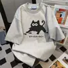Camiseta de Manga Curta com Estampa de Letras Gato Preto Graffiti Nicho para Mulheres Verão 2025 Nova Casual Solta Roupa de Trabalho Top