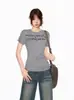Camiseta Sexy Americana Cinza Gola Redonda Ombro Direito Manga Curta para Mulheres Verão High-End Efeito Emagrecedor Top Manga Curta