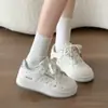 Zapatillas blancas versátiles de suela gruesa para mujer, nuevas zapatillas casuales estilo coreano Otoño 2026, mocasines de lunares, zapatillas de entrenamiento alemanas para mujer