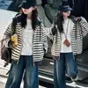 Abrigo de Otoño para Niñas 2026 Nuevo Modelo Camiseta Rayada Infantil Cárdigan con Capucha Holgado de Moda para Niños Mayores Ropa de Abrigo Tendencia