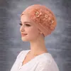 Sombrero Turban Plisado Estilo Primavera y Otoño con Tres Flores y Decoración de Perlas, Sombrero de Mujer Moderno y Versátil J5