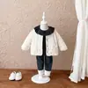 Conjunto acolchado para niñas, engrosado para otoño e invierno, estilo nuevo, adecuado para bebés y niños pequeños, moderno conjunto de tres piezas para finales de otoño e invierno