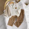 Coleção outono e inverno para meninos: Camisa polo temática de urso e calça comprida casual canelada, fornecimento atacadista para exportação e vestuário infantil transfronteiriço