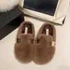 Pantuflas de felpa de lana de cordero de suela gruesa de alta gama para mujer, nuevas pantuflas de algodón súper populares de invierno, zapatos peludos para mujer