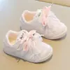 Tênis Forrest Gump para Meninas Primavera e Outono 2026 Tênis Esportivos Infantis Tênis Casuais Novo Estilo Sapatos Brancos para Meninas Pequenas Sapatinhos de Treino Alemães para Bebês