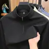 Camiseta Masculina Gola Alta com Zíper Parcial Estilo Old Money, Elástica e Amiga da Pele, Mangas Raglan, Cor Sólida Camisa Básica Casual para Homens