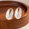 Nuevos pendientes de alta gama esmerilados cepillados, estilo de lujo ligero, diseño de nicho, círculo liso, estilo frío, brazaletes de oreja versátiles de moda