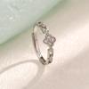 Anillo de Zirconia de Trébol de Cuatro Hojas para Mujer Moda Mismo Estilo que Little Red Book Lujo Ligero Flor Incrustada de Diamantes Cadena de Hierba de la Suerte Anillo para Dedo Índice
