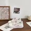 Sapatos Brancos de Nicho para Mulheres Super Macios Outono 2025 Novo Fofo Casual Dopamina Versátil Sapatos de Placa de Pão com Sola Grossa para Mulheres