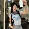 Camiseta feminina de manga curta com estampa de desenho animado, ombro normal, slim fit de verão, acinturada para baixinhas, top curto estilo americano hot girl 26034