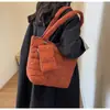 Bolso de Hombro Retro Simple Nuevo de Otoño e Invierno de Este Año, Bolso Tote Versátil de Algodón y Plumón para el Brazo para Mujer