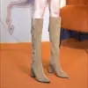 Botas de salto alto over-the-knee para mulheres, nova coleção outono/inverno 2026, bico fino, salto grosso, zíper traseiro, efeito emagrecedor