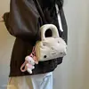 Bolso Cruzado Estilo Coreano para Niñas, Cuadrado Pequeño de Moda y Versátil, Nuevo Modelo 2026, Bolso de Mano de Dibujos Animados de Nicho para Mujeres, Diseñado para Estilo de Viaje al Trabajo