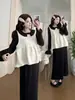Un Conjunto Completo de Atuendos de Otoño e Invierno, Chaleco de Punto Retro Negro con Volantes y Mangas de Campana, Traje Adelgazante