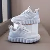 2026 Novos Sapatos Infantis Respiráveis de Malha Confortáveis Antiderrapantes da Moda com Solado Grosso Versáteis Esportivos Casuais para Corrida