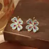 Brincos de Tarraxa Flor com Pedras de Diamante Prata, Estilo Nicho Vintage, Brincos Versáteis com um Toque de Luxo Leve e Sofisticado para Mulheres