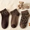 Colección nueva otoño/invierno transfronteriza: calcetines de moda hasta la pantorrilla con estampado de leopardo y color café en una paleta de colores Maillard, moda estilo coreano