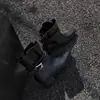 Botines color marrón Melad para mujer, colección otoño 2026, con punta cuadrada, material de gamuza, detalle de hebilla, diseño tipo calcetín, tacón grueso y diseño plisado, lo que los convierte en botas de moda.