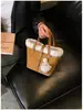 Bolso Pequeño de Mano de Cuero Gamuzado para Mujer 2025 Nuevo Bolso Cubo Retro con Flecos Bolso Versátil de Hombro Cruzado de Invierno