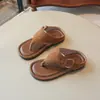 Sandalias chanclas de moda y casuales, nuevo estilo coreano de nicho para verano 2026 para mujer, sandalias de dedo planas casuales de punta abierta con suela suave