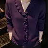 Elegante cardigã de lã com bordas plissadas, moderno e estiloso, apresentando design plissado, decote V, mangas compridas e base de tricô para mulheres