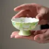 Xícara de Chá Cerâmica Miyan Pintada à Mão com Peônia Verde de Haste Alta para Mulheres, Xícara de Chá com Acabamento de Flores, Recipiente de Chá de Alta Qualidade, Conjunto de Chá Kung Fu
