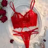 Conjunto de lingerie de renda vermelha com aro e calcinha com alças vazadas