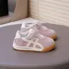 Sapatos de Bebê em Couro 2025 Modelo Novo de Outono para Meninos e Meninas Tênis Antiderrapante Solado Macio Sapatos de Bebê e Criança Pequena Sapatos Infantis