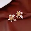 Brincos de Agulha de Prata Vintage com Diamantes, Flores de Esmalte e Pérolas, Estilo Retrô, Luxo Leve, Brincos de Alta Qualidade