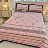 Cobertor de Cama de Lã de Leite Espessado Conjunto de Três Peças Outono e Inverno Estilo Renda Quente Lençol Antiderrapante Capa de Colchão Capa Kang Atacado