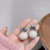 Novos brincos de outono e inverno elegantes com agulha de prata S925, laço, bola de pelúcia popular, brincos femininos, brincos doces de celebridade da internet japonesa e coreana