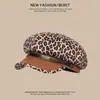 Boina de estampa de leopardo estilo "hot girl" millennial para mulheres, chapéu octogonal retrô americano, circunferência da cabeça grande, faz o rosto parecer menor, chapéu de jornaleiro pintor