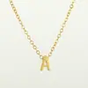 Cadena de clavícula de acero de titanio con colgante de 26 letras doradas de nicho simple transfronterizo para mujer