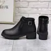 Comercio exterior Amazon botas cortas de cuero, botas de tacón bajo con hebilla de cinturón retro, elegantes botas Martin de suela plana transfronterizas europeas y americanas para mujer