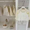 Conjunto para Bebê Menina Primavera/Outono Suave Tom de Leite Elegante Conjunto de Três Peças com Suspensório Roupa Interna de Manga Longa Colete com Suspensório Calcinha Roupas Infantis
