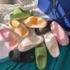 Pantuflas de EVA con una sensación de amortiguación suave para mujer, adecuadas para uso exterior e interior en verano, baño en casa, sandalias antideslizantes de suela suave de suela gruesa para pareja de hombres