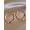 Aretes de Aro de Plata Color Dorado para Mujer, Lujo Ligero y Sensación de Alta Gama, Aretes de Otoño e Invierno, Nuevos Pendientes de Aro Lisos Populares 2025