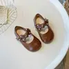 Zapatos de piel para niña 2026 nuevos primavera y otoño zapatos de princesa de suela blanda para niña, estilo coreano zapatos de vestir perlados elegantes