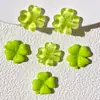 Accesorios de resina de la serie trébol de cuatro hojas de la suerte, sólidos y translúcidos, materiales de decoración para fundas de teléfono DIY de color crema y accesorios para el cabello al por mayor