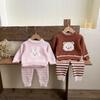 Traje de casa de terciopelo suave de medio lado con bonito conejo para bebé, otoño e invierno, ropa de casa de estilo occidental para niños y niñas