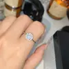 Anillo Cuadrado Versa Light Luxury Verde Profundo Corte Rosa con Brillo Esmeralda y Brillo Permanente, Joyería de Anillo Chapada en Oro para Mujeres