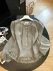 Blusa branca com renda estilo coreano para mulheres, gola redonda, de abotoar na frente, barra com babados, mangas longas bufantes, top para o início do outono