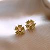 Aretes de Corazón de Flor con Diamantes Incrustados de Aguja de Plata, Aretes de Diseño Moderno y Exquisito, Lujo Accesible, Elegantes de Gama Alta, Aretes Versátiles para Mujeres