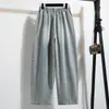 Foto real de jeans harem para mujer 2026, estilo zanahoria, adelgazantes, talla grande, corte holgado, corte recto de otoño, azul claro, pantalones dad cropped