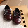 Zapatos de Cuero Tallados Estilo Coreano Retro para Niñas Primavera y Otoño 2026 Zapatos Individuales Suaves Estilo Coreano para Niños Zapatos de Princesa Antideslizantes para Niñas